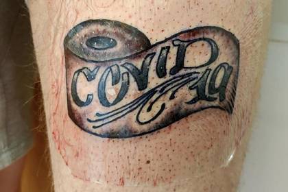 Пользователи сети показали посвященные коронавирусу татуировки - lenta.ru - Сша - штат Арканзас