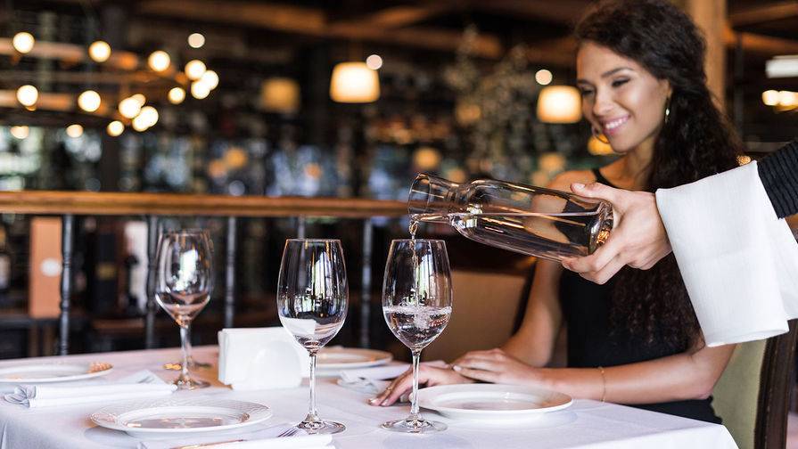 Минпромторг посоветовал не пускать в московские рестораны пенсионеров и заболевших - gazeta.ru - Россия