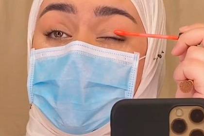 Придумавшую макияж под защитную маску девушку осудили за глумление над больными - lenta.ru
