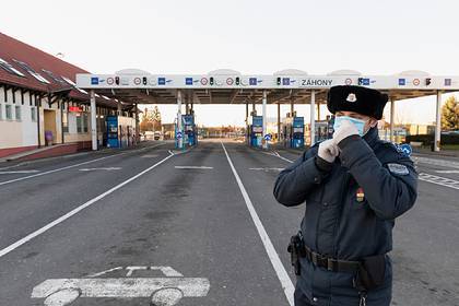 Дмитрий Кулеба - Сотни украинцев вернулись на родину из Венгрии пешком - lenta.ru - Украина - Венгрия