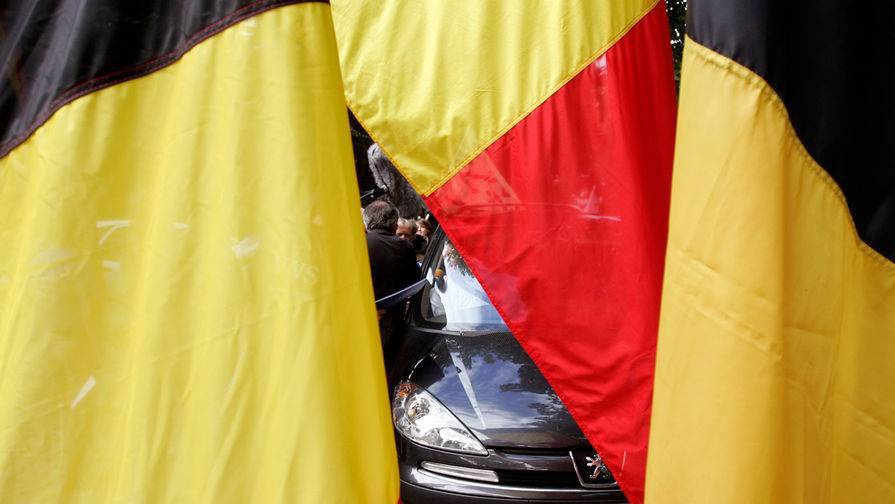Бельгийцы с балконов поаплодировали сражающимся с коронавирусом врачам - gazeta.ru - Бельгия - Брюссель
