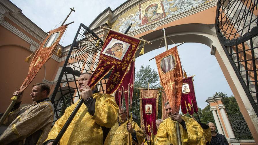 В Москве священники будут каждый вечер проводить крестные ходы против коронавируса - gazeta.ru - Москва