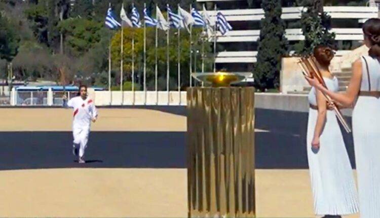 Афины передали Токио олимпийский огонь при пустых трибунах - newtvnews.ru - Греция - Токио