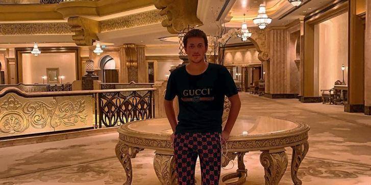 Сын российского олигарха похвастался едой из золота на берегу Персидского залива - ruposters.ru - Россия - Самара