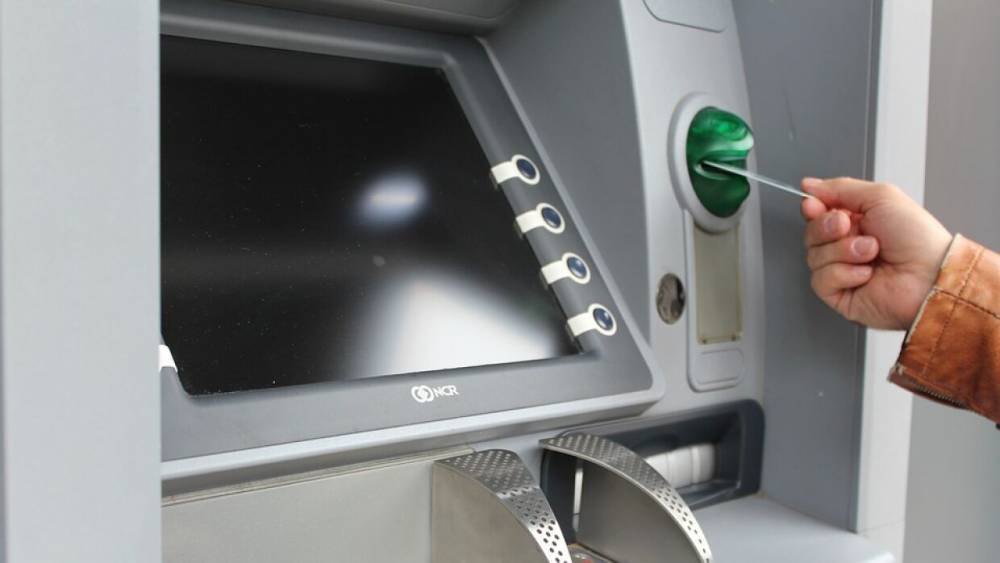 Россияне стали чаще снимать деньги в банкомате и брать кредиты - nevnov.ru