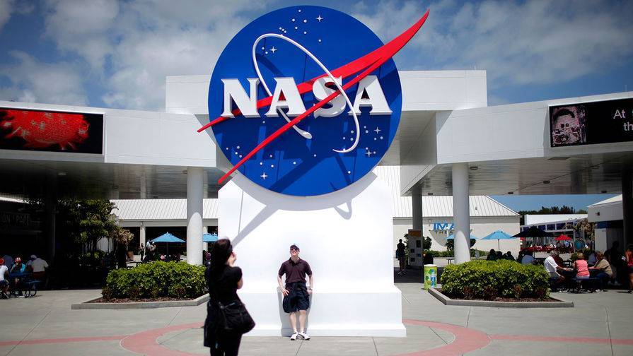 Джеймс Брайденстайн - NASA приостанавливает работу над ракетой для полета на Луну из-за коронавируса - gazeta.ru - Usa - штат Луизиана