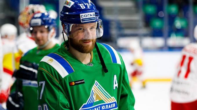 В Швеции извинились перед хоккеистом "Салавата Юлаева" Линусом Умарком за искажение слов - piter.tv - Швеция - Уфа