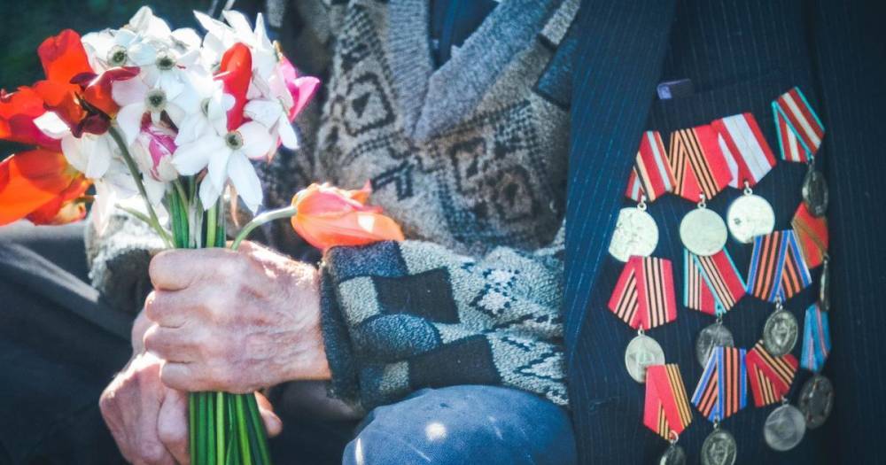 Житель Уфы возмущен, что деда-ветерана пригласили в школу при пандемии - ren.tv - Уфа