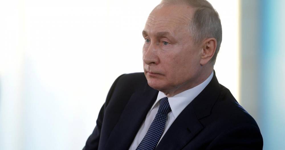 Владимир Путин - Дмитрий Песков - Кремль не рассматривает переход Путина на удаленную работу из-за COVID - ren.tv - Россия