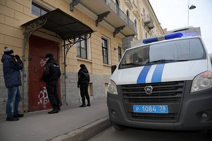 Целый подъезд закрыли на карантин из-за заразившегося коронавирусом россиянина - lenta.ru - Хабаровск