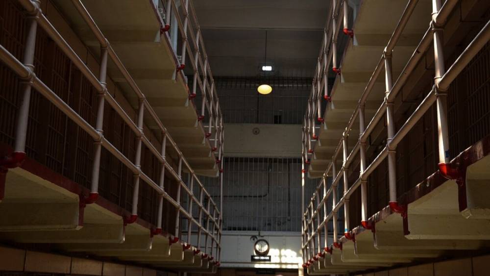 Заключенных начали освобождать из американских тюрем из-за коронавируса - vestirossii.com - Сша - Нью-Йорк - Вашингтон - штат Техас - штат Калифорния