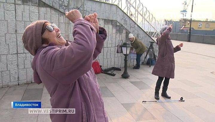 Смех и 7 тысяч шагов в день уберегут от вирусных болезней, считают врачи - vesti.ru