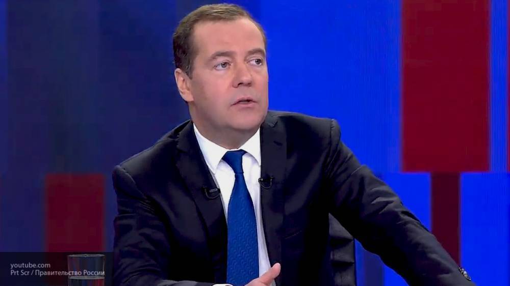 Дмитрий Медведев - Медведев поручил поддержать работающих в условиях коронавируса медиков - inforeactor.ru - Россия