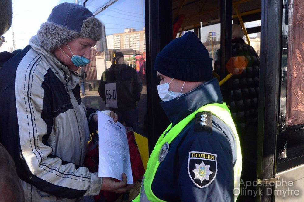 Патрули уже на остановках: эксклюзивные фото и видео из Киева после прекращения всех перевозок - apostrophe.ua - Украина - Киев
