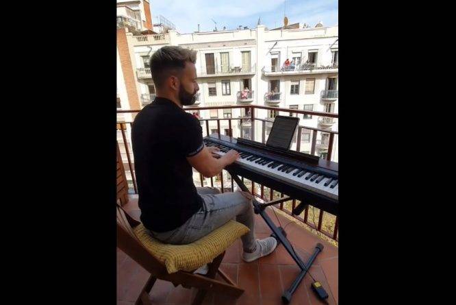 В Барселоне музыканты исполняют композиции прямо с балконов домов во время карантина - usa.one - Барселоны