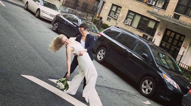 В карантинном Нью-Йорке пара поженилась на улице, а ведущий церемонии стоял на четвертом этаже - usa.one - Нью-Йорк - Вашингтон - Нью-Йорк