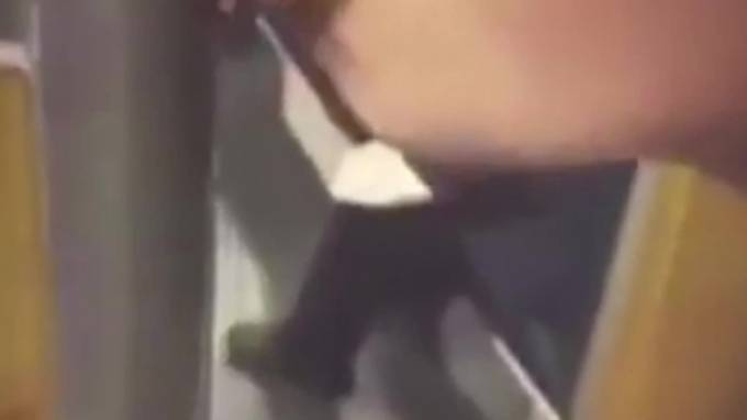 Видео: В Мюнхене мужчина с коронавирусом облизывал предметы в метро - piter.tv - Германия