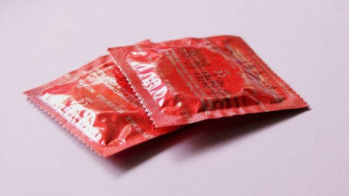 В России за одну неделю на 30% выросли продажи презервативов - piter.tv - Россия
