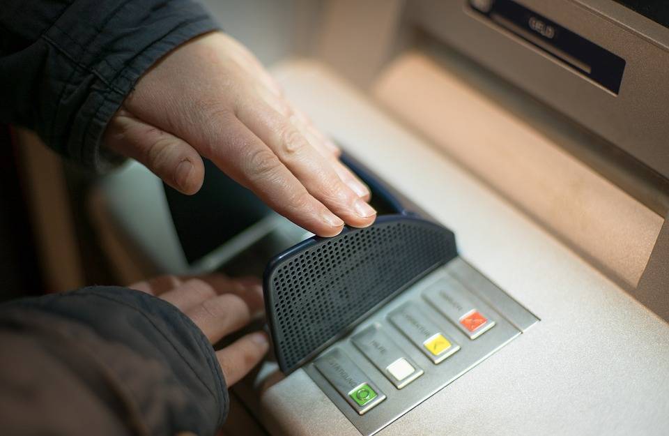 Сбербанк не планирует вводить ограничение на снятие наличных денег в банкоматах - vm.ru