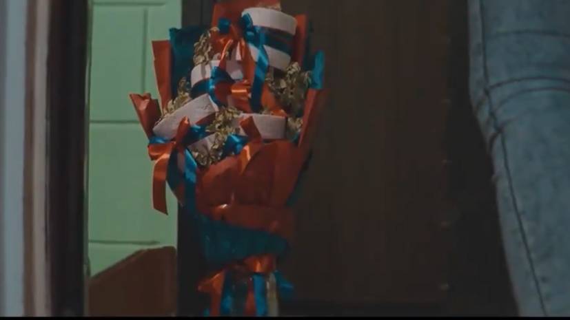 Вадим Карпов - ЦСКА опубликовал видео, в котором Карпов дарит своей девушке букет из туалетной бумаги - russian.rt.com