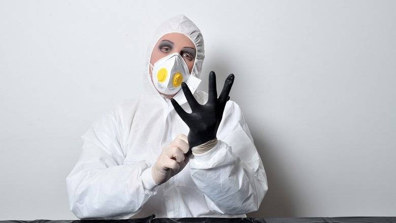 Тюменцев напугали люди в защитных костюмах, пытавшиеся проникнуть в подъезд - nashgorod.ru - Тюмень