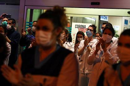 Симон Фернандо - Более пяти тысяч испанских медиков заразились коронавирусом - lenta.ru - Испания