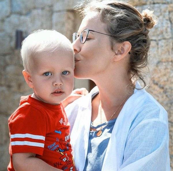 Ксения Собчак - Платон грустит и скучает — Собчак даже на картине не находит времени на сына - vestirossii.com