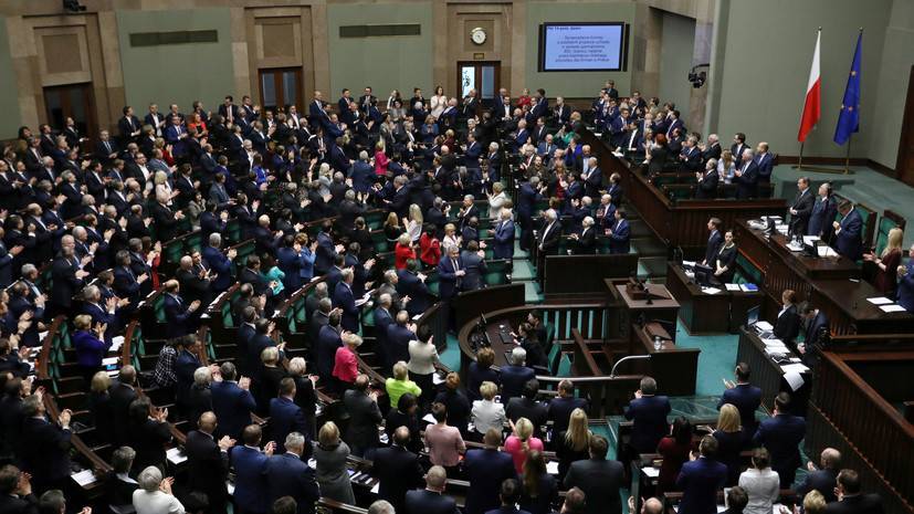 Матеуш Моравецкий - В Польше введены ограничения на передвижение - russian.rt.com - Польша