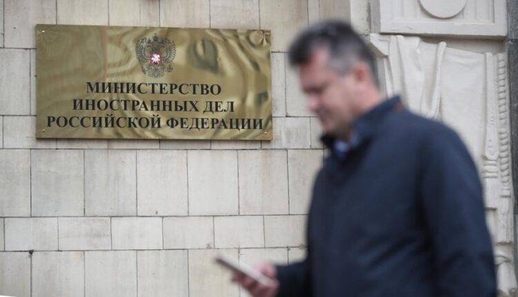 МИД РФ заявил о добровольном вывозе спецпоездом украинцев из России - newtvnews.ru - Россия - Украина