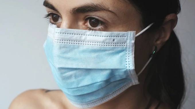 Денис Гусев - Главврач Боткинской больницы заявил, что маска может стать инкубатором болезни - piter.tv