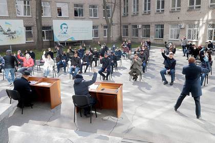 На Украине депутаты из-за коронавируса провели заседание горсовета во дворе - lenta.ru - Украина - Киев - Днепропетровск