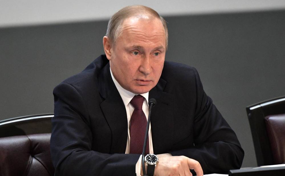 Владимир Путин - Путин заявил о выплатах для семей с детьми, имеющих на право на маткапитал - vm.ru - Россия