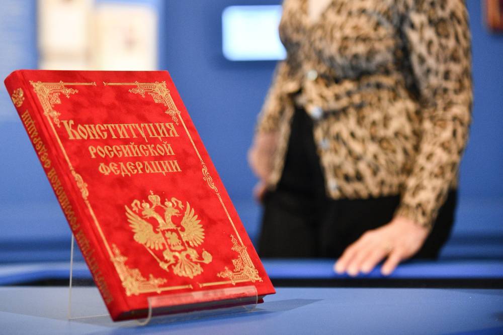 Владимир Путин - Путин подписал указ о переносе даты голосования по поправкам в Конституцию - vm.ru - Россия