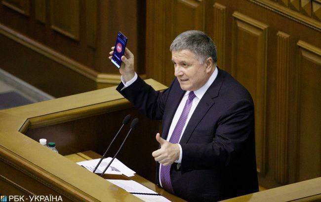 Арсен Аваков - Аваков заверил, что МВД не будет следить за передвижением украинцем по телефону - rbc.ua