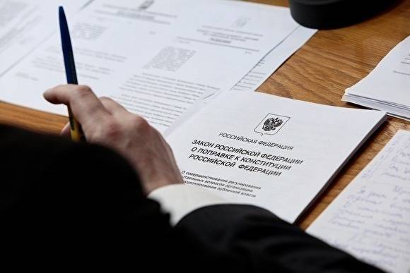 Владимир Путин - Путин перенес голосование по поправкам в Конституцию, не имея такого права — «Голос» - znak.com