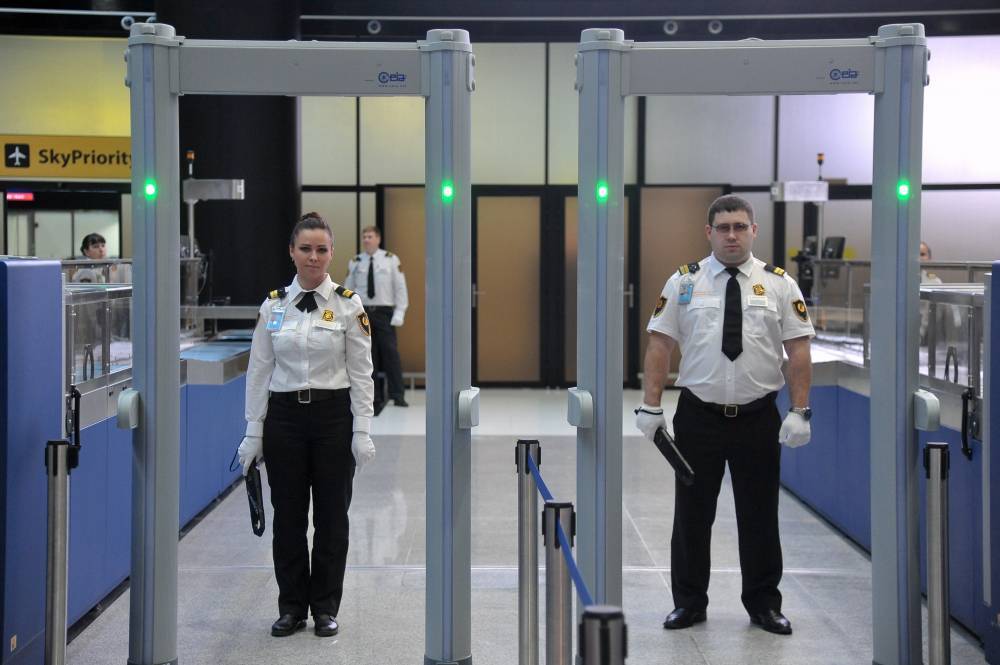 Власти поручили досматривать всех граждан в аэропортах из-за коронавируса - vm.ru - Россия