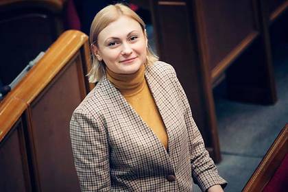 Евгения Кравчук - Украинские депутаты захотели провести заседание на стадионе - lenta.ru - Украина
