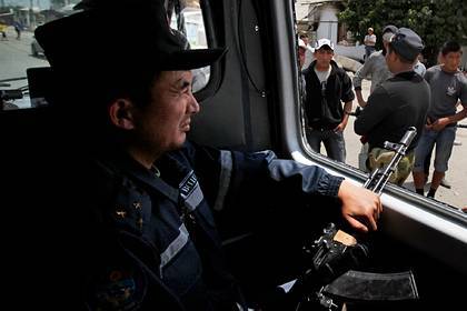 В Киргизии задержали сотни людей за нарушение комендантского часа - lenta.ru - Киргизия - Казахстан - Бишкек