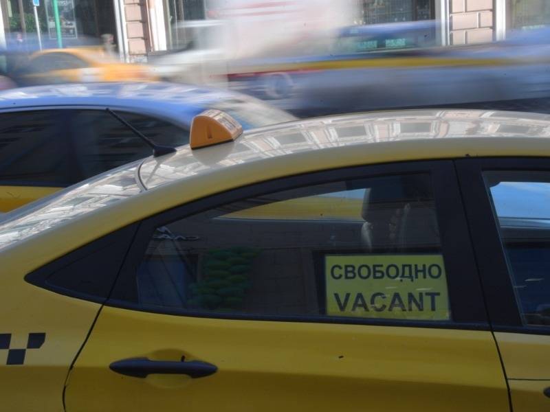 Таксистов, лишившихся работы из-за пандемии COVID-19, пригласили в Мосгортранс - sobesednik.ru - Москва