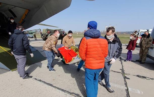 В Одессу самолет доставил 14 раненых бойцов на Донбассе - korrespondent.net - Одесса