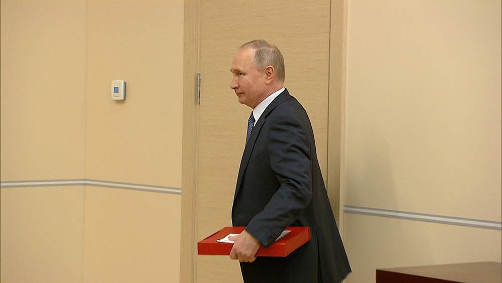 Владимир Путин - Путин пришел на виртуальный саммит G20 с красной папкой - tvc.ru - Россия