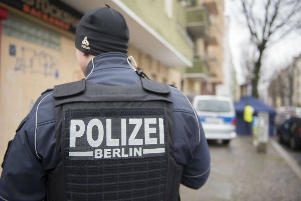 Молодые немцы достали полицию Берлина глупыми вопросами о коронавирусе - eadaily.com - Берлин