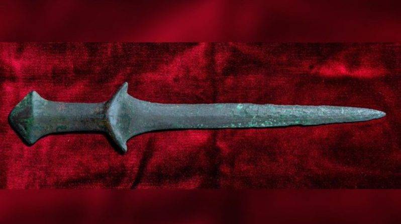 Студентка-археолог обнаружила один из самых древних мечей в мире. Возраст артефакта - 5000 лет - usa.one - Италия