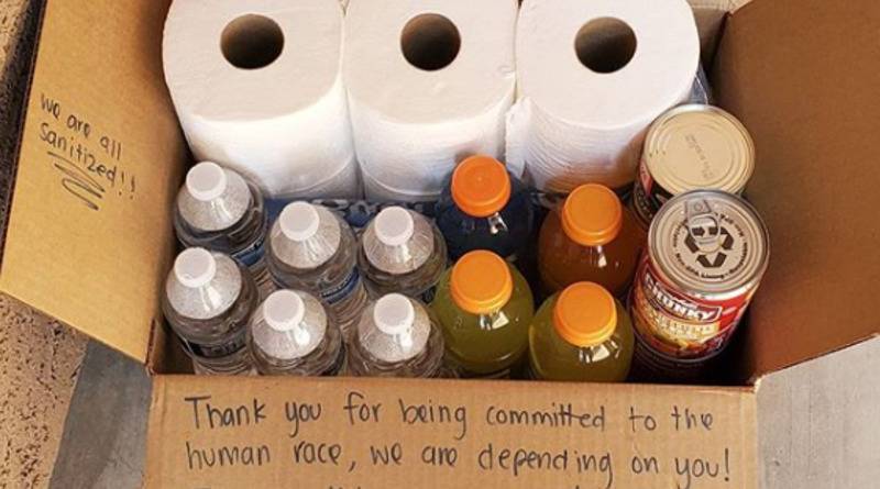 Жители собрали коробку полезных вещей для курьера, работающего во время пандемии коронавируса - usa.one - штат Аризона