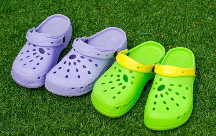 Компания Crocs жертвует 10 000 пар обуви в день медицинским работникам, которые борются с коронавирусом - usa.one - Сша