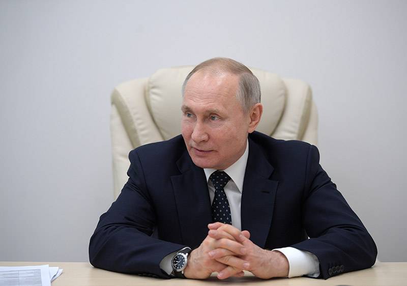 Владимир Путин - Дмитрий Песков - Путин не контактировал с зараженным коронавирусом сотрудником Кремля - tvc.ru - Россия