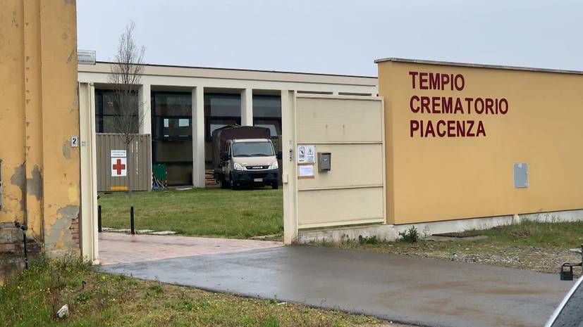 В крематории итальянской Пьяченцы устанавливают аварийные холодильники из-за COVID-19 - russian.rt.com - Италия