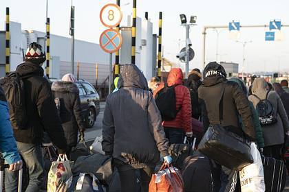 Тысячи украинцев пошли на штурм границы перед ее закрытием - lenta.ru - Украина - Польша