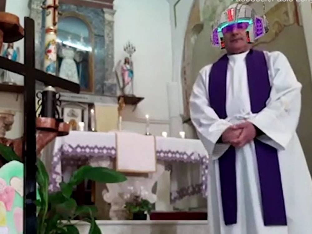 Не те маски. В Италии священник провел онлайн-службу с фильтрами Facebook - gordonua.com - Италия