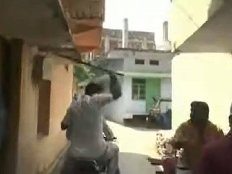 В Индии людей палками загоняют на карантин - bloknot.ru - Индия